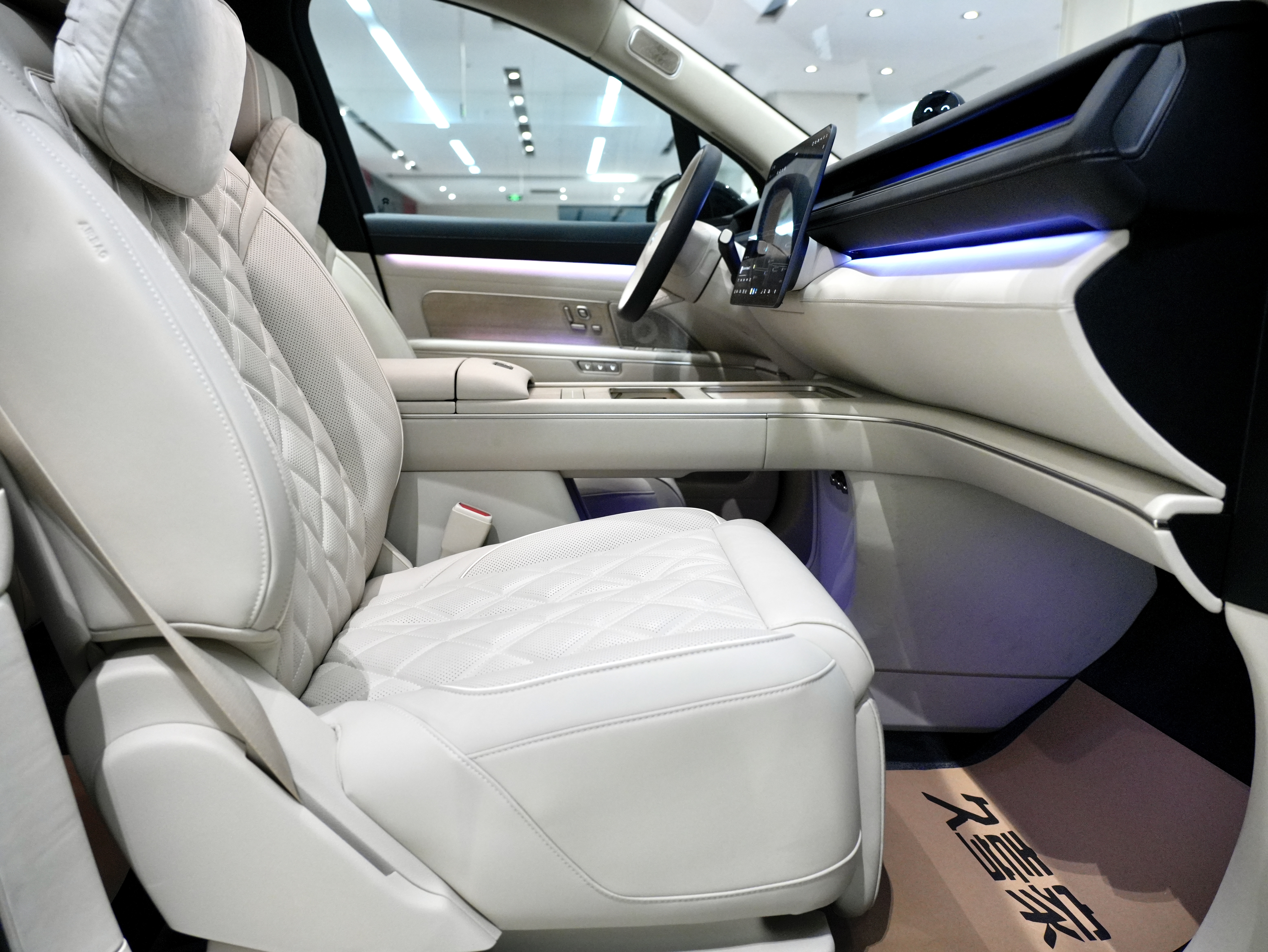 NIO ES8 2025 #15 NIO ES8 2025 car image #15