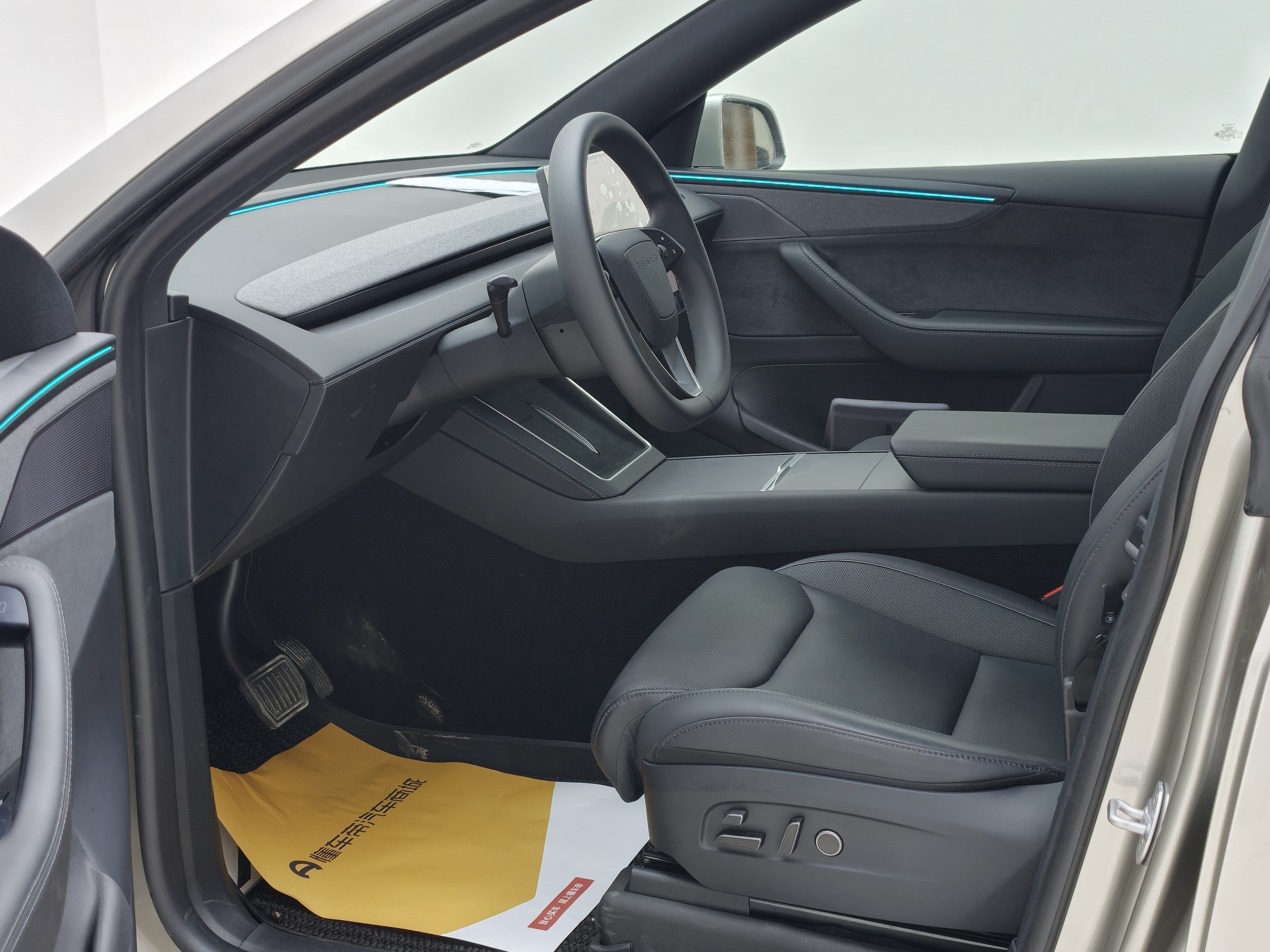 特斯拉 Model Y L 2025 汽车图片 #15