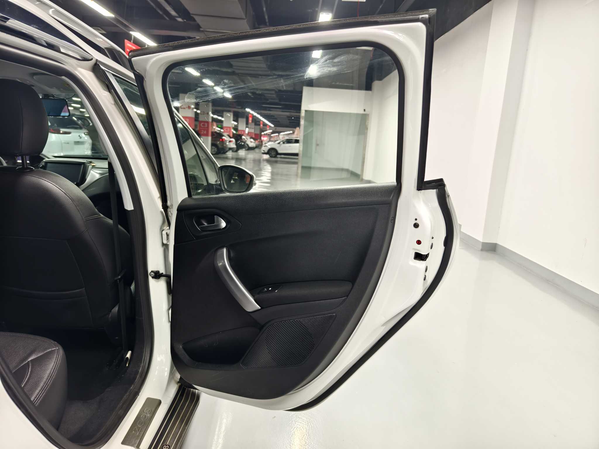 Peugeot 2008 2015 car image #15