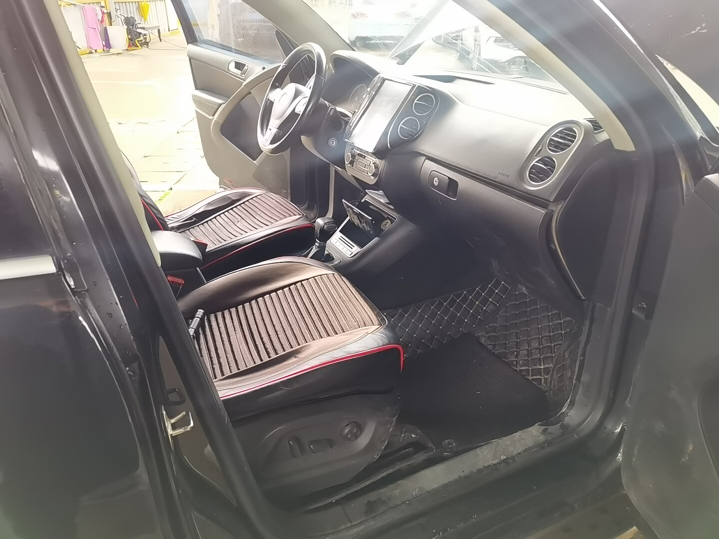 Volkswagen Tiguan 2010 car image #15