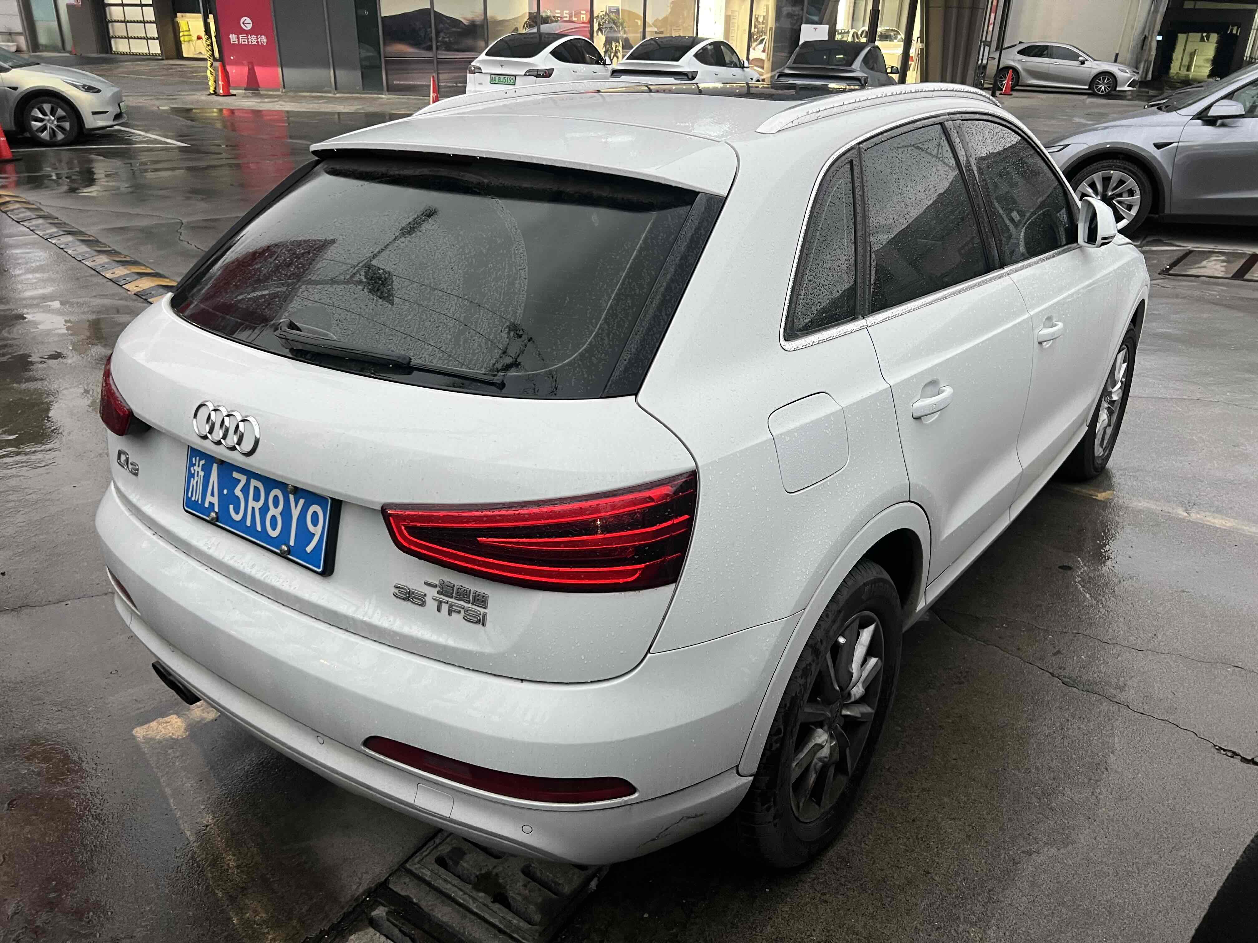 Audi Q3 2016 car image #15