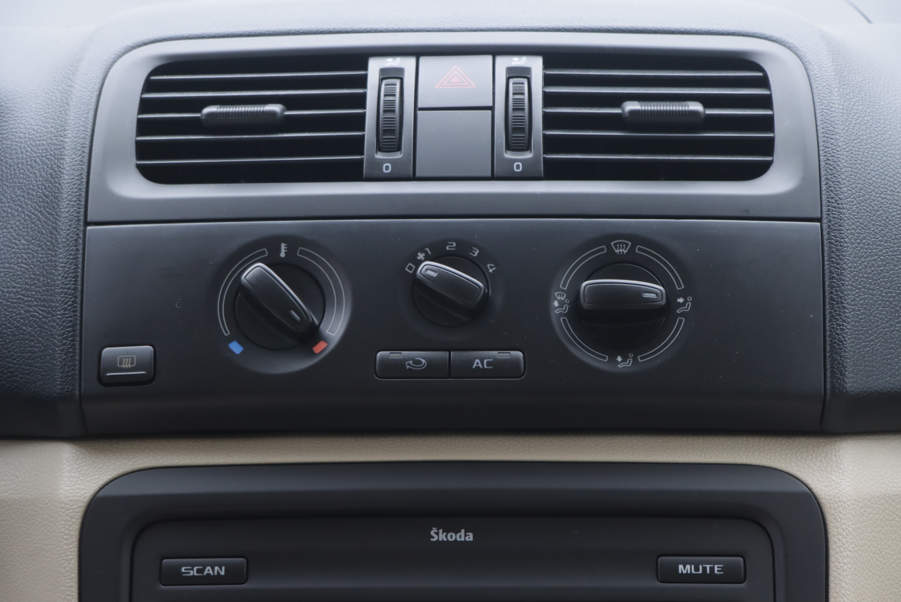 Skoda Fabia 2012 immagine di auto #15