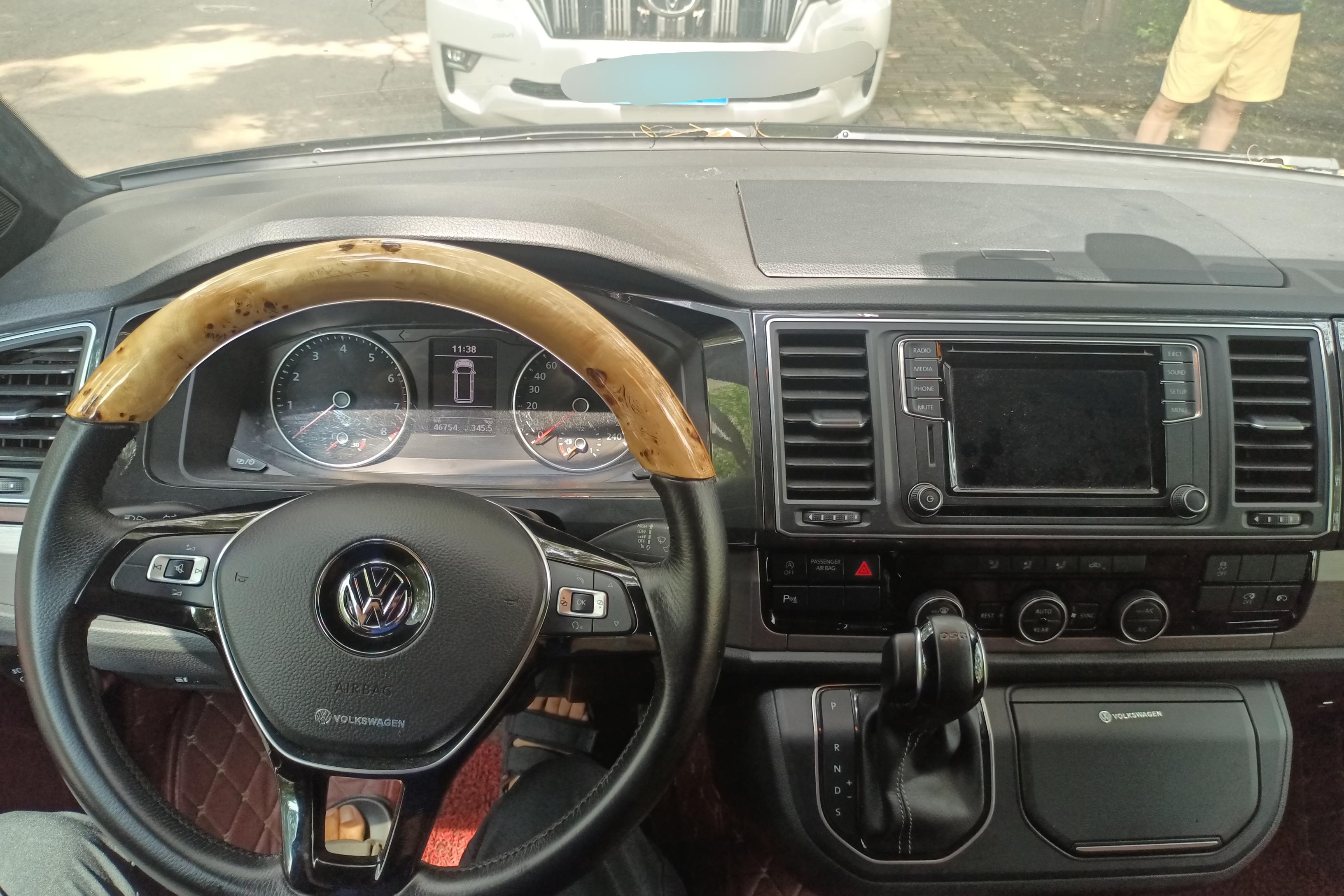 Volkswagen Caravelle 2017 car image #15