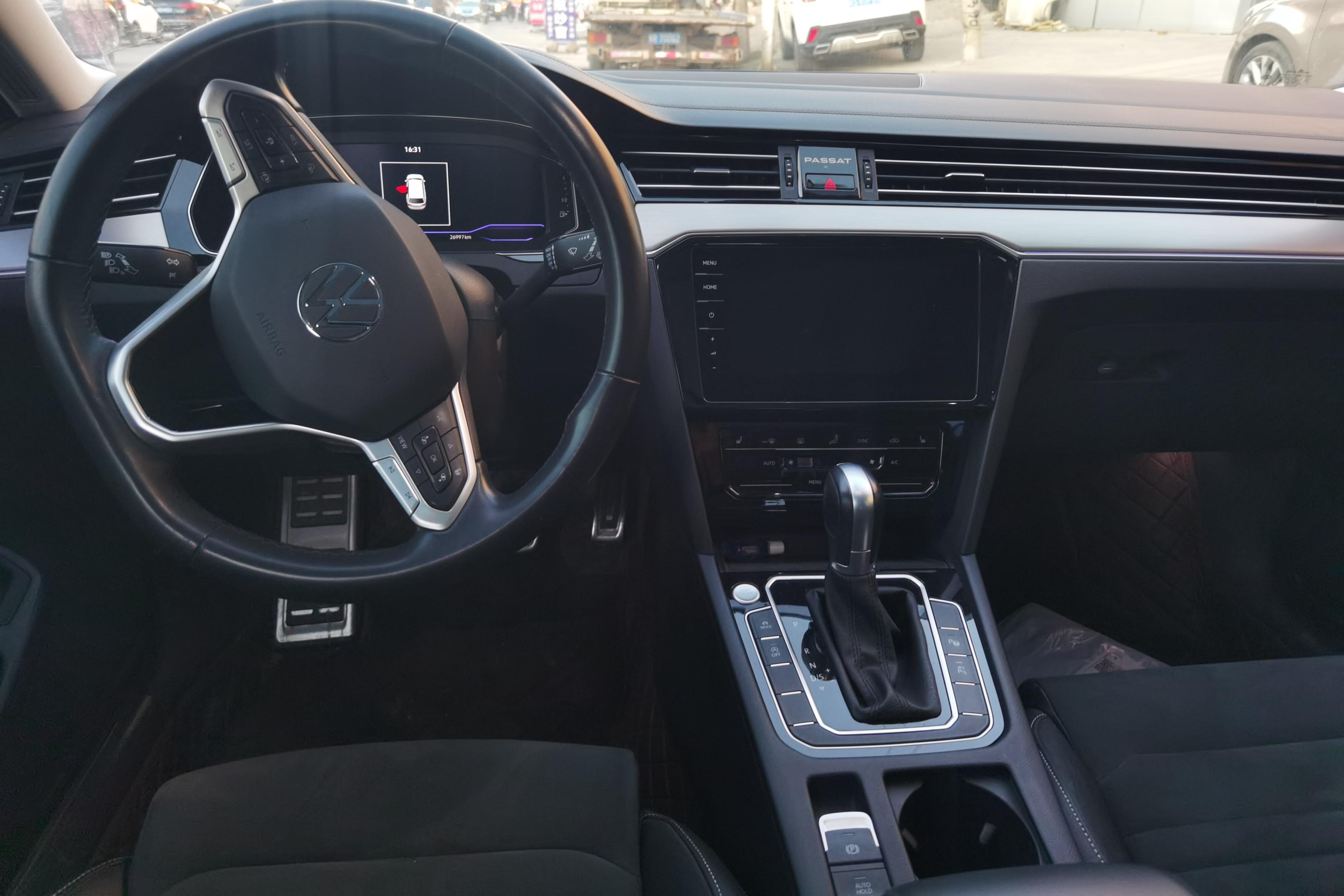 Volkswagen Passat Variant 2023 immagine di auto #15