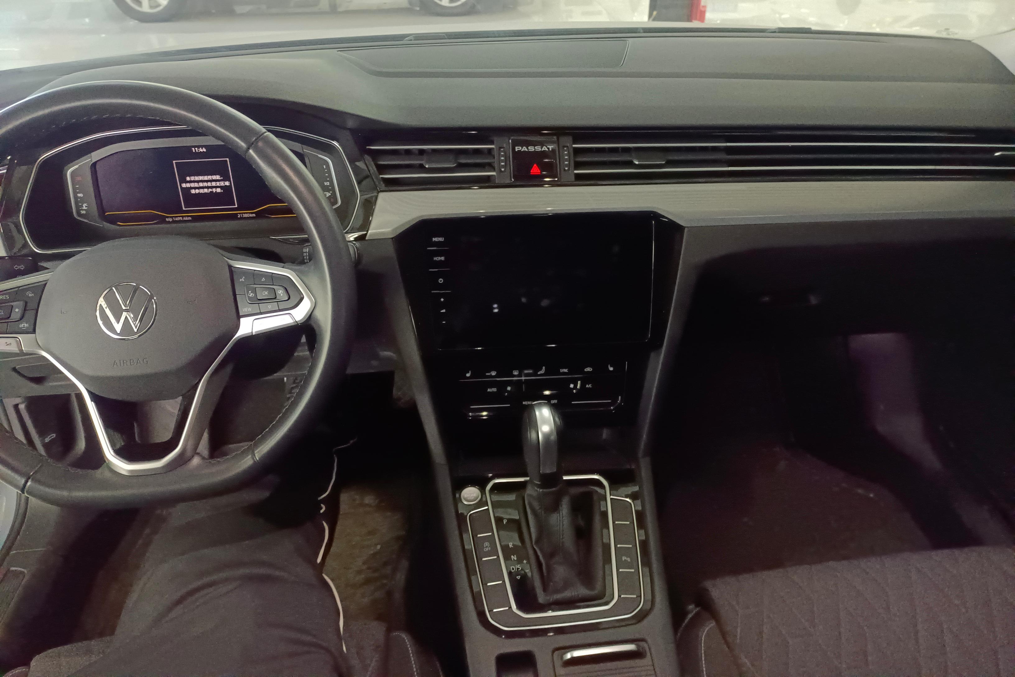 Volkswagen Passat Variant 2023 immagine di auto #15