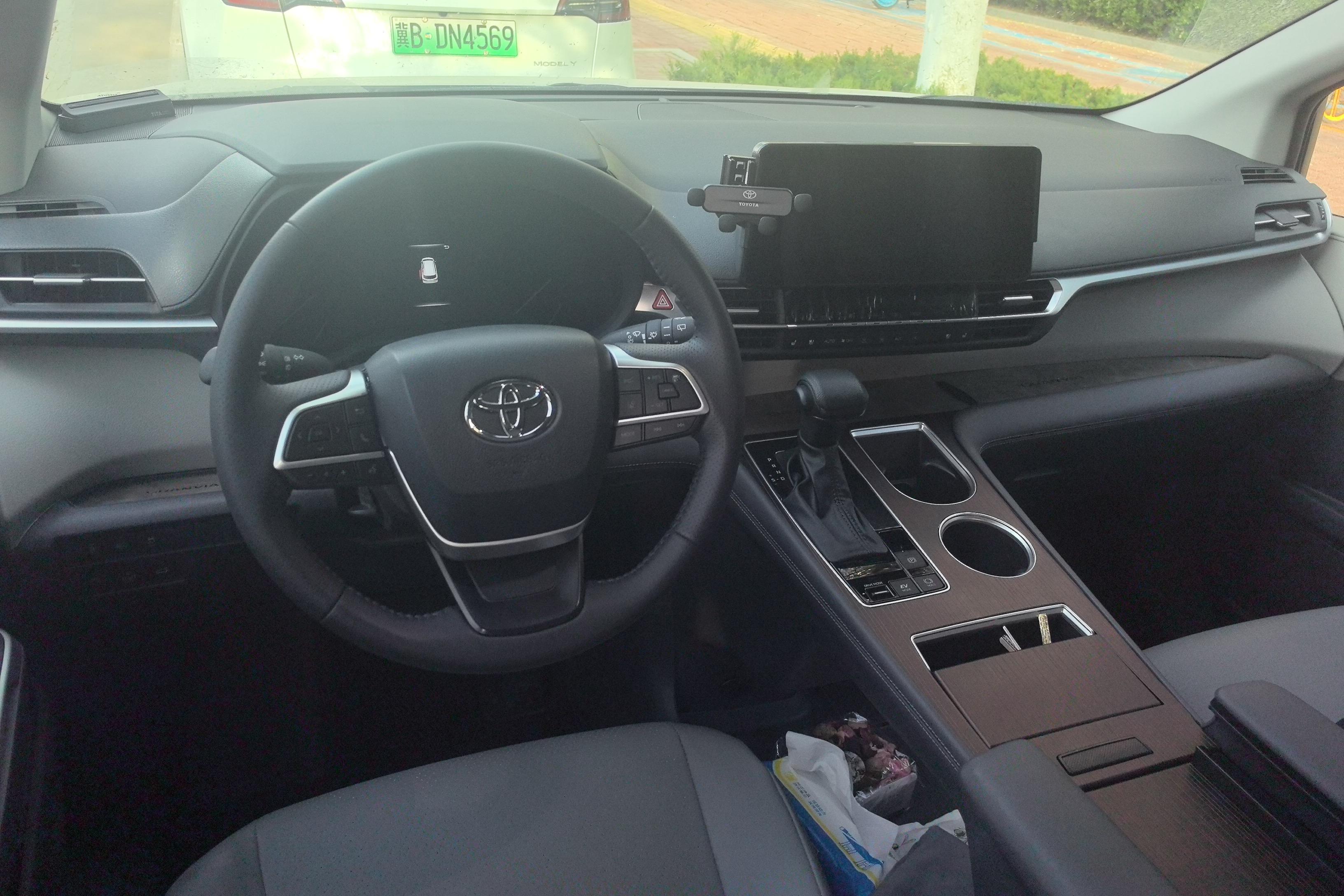 Toyota Granvia 2024 #15 Toyota Granvia 2024 car image #15