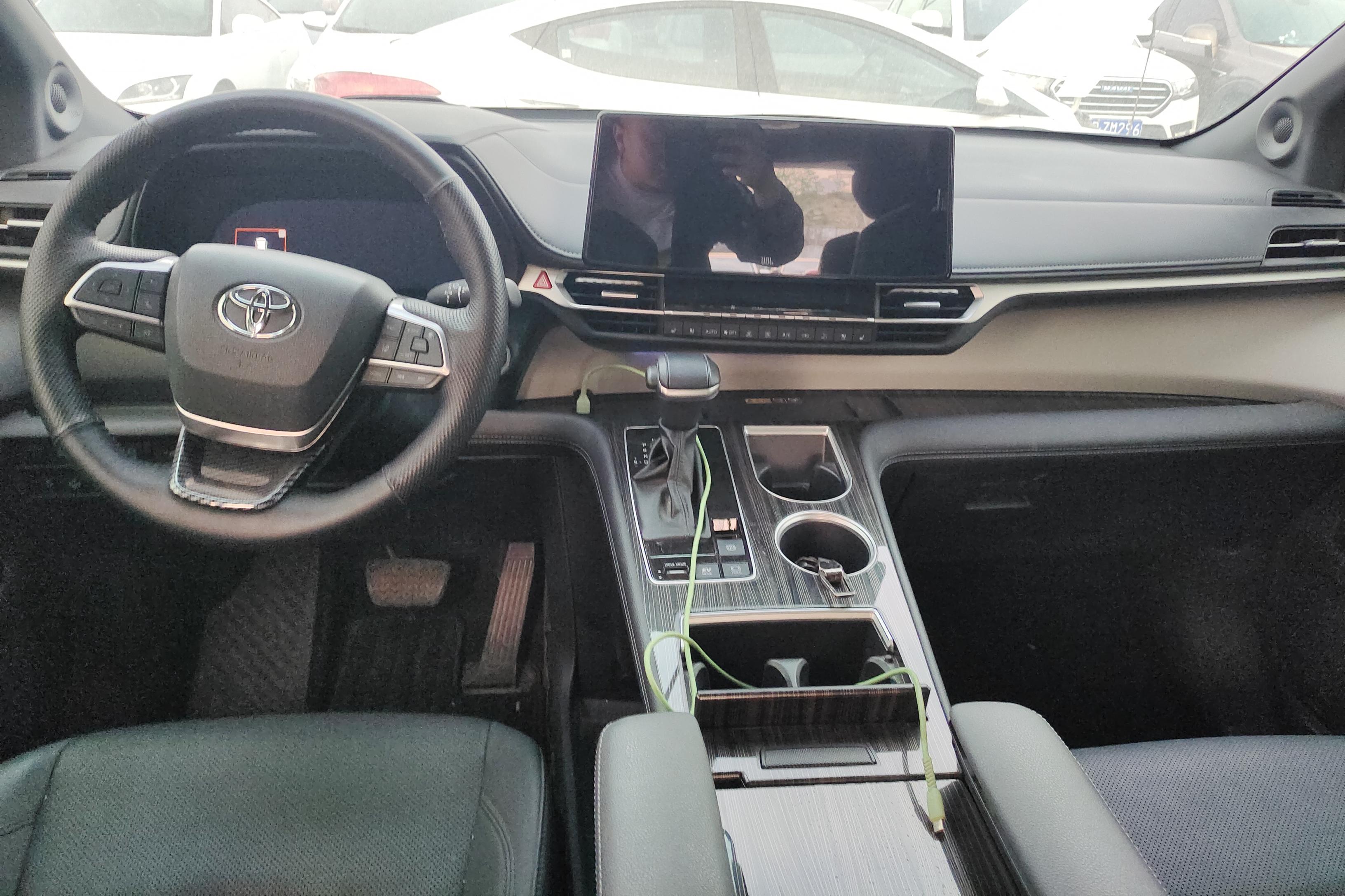 Toyota Granvia 2023 car image #15