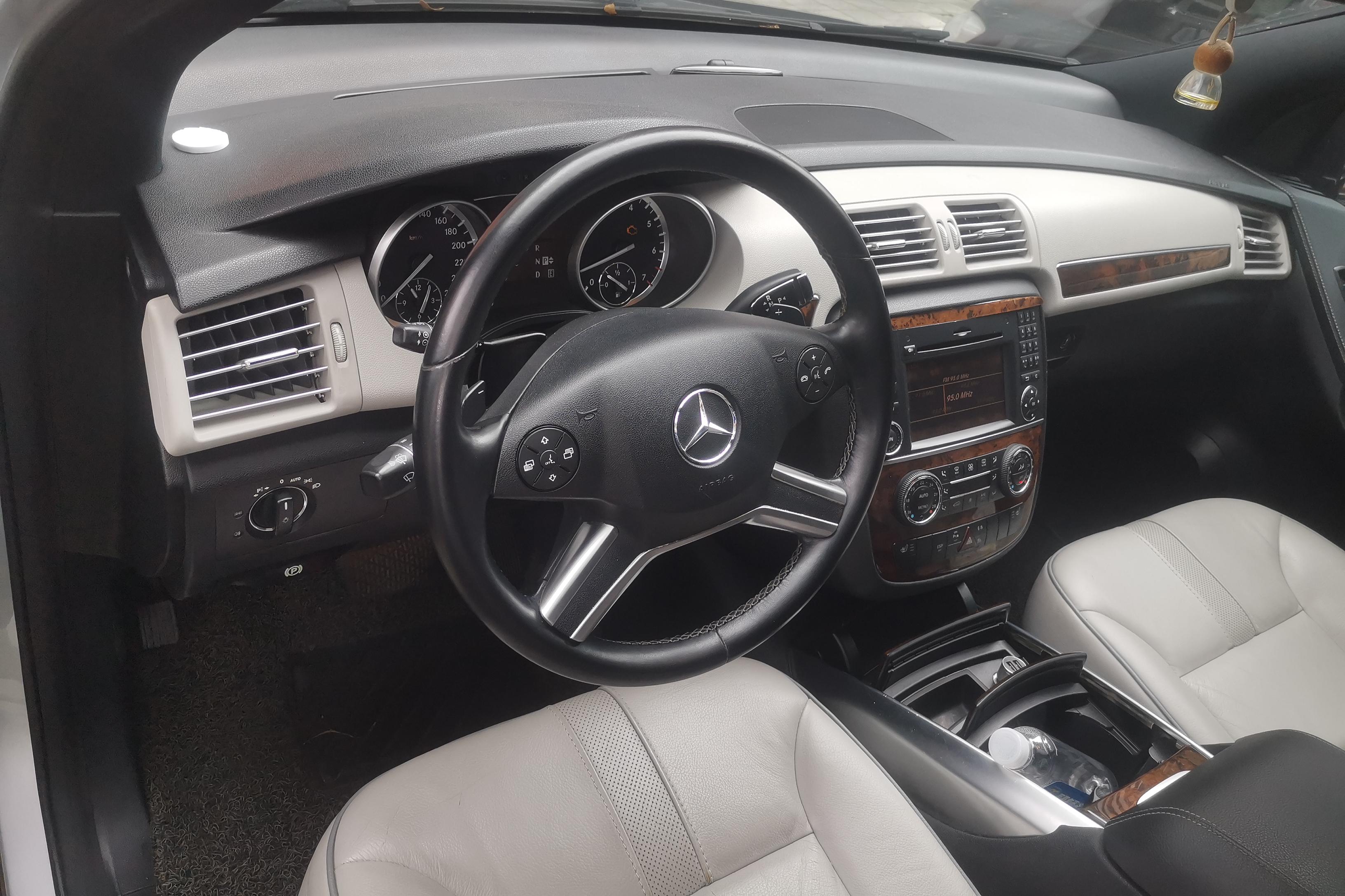 Mercedes-Benz R Class 2011 car image #15