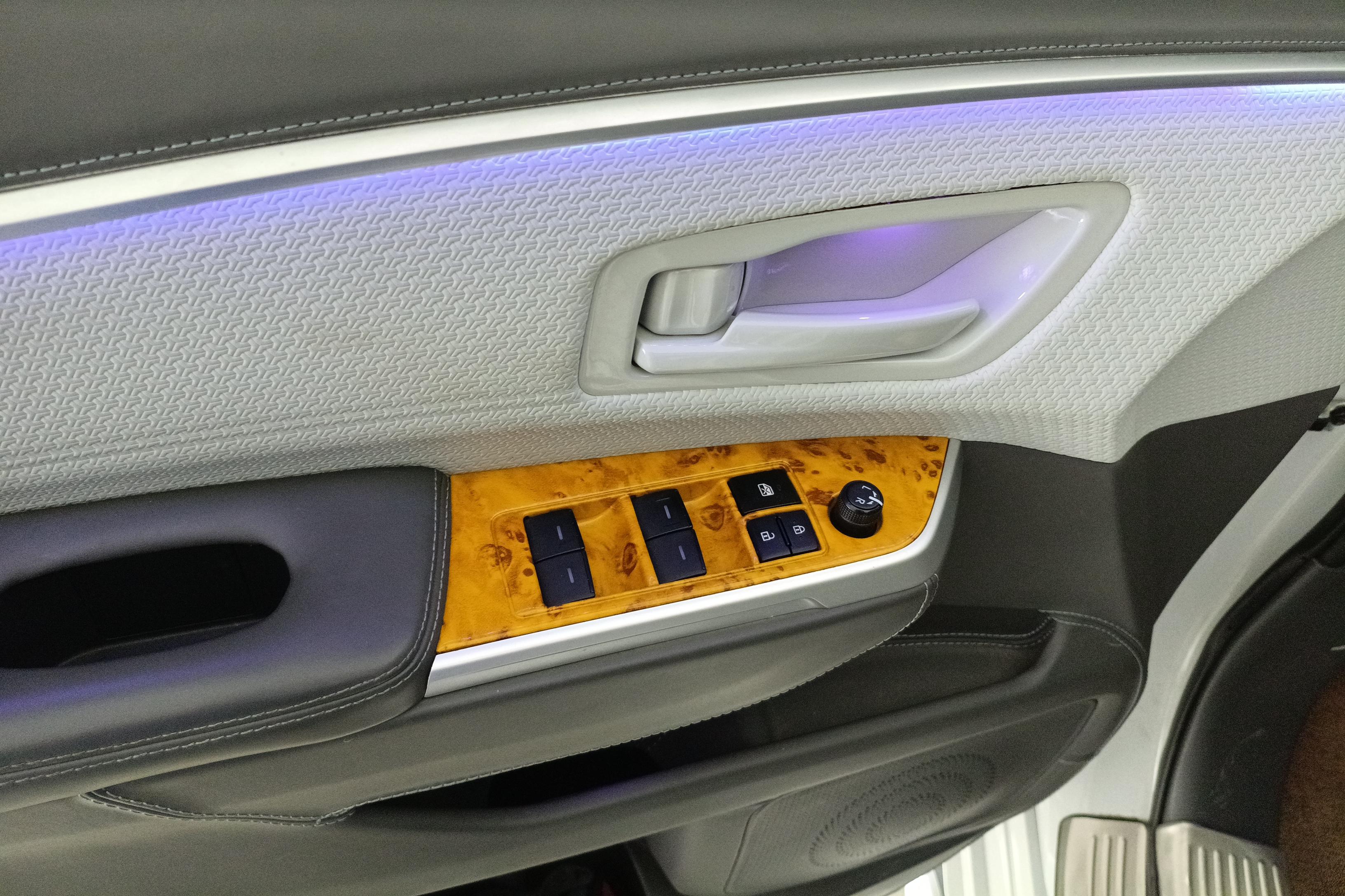 Toyota Granvia 2023 car image #15