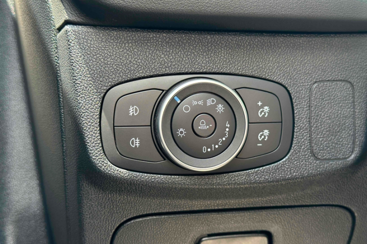 Ford Focus Active 2021 car image #15