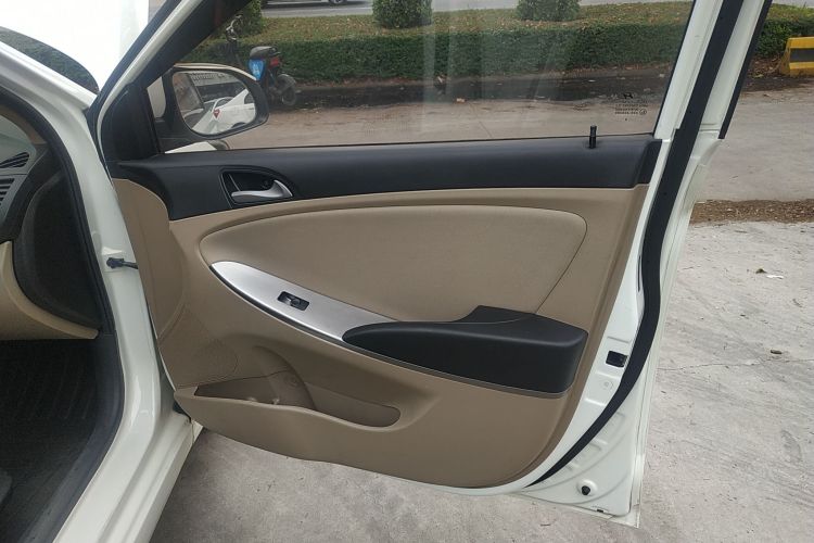 Hyundai Reina 2016 car image #15