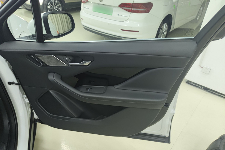 2019 car image #15