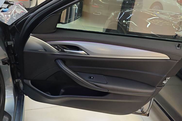 BMW 5 Series (Imported) 2018 #15 BMW 5 Series (Imported) 2018 car image #15