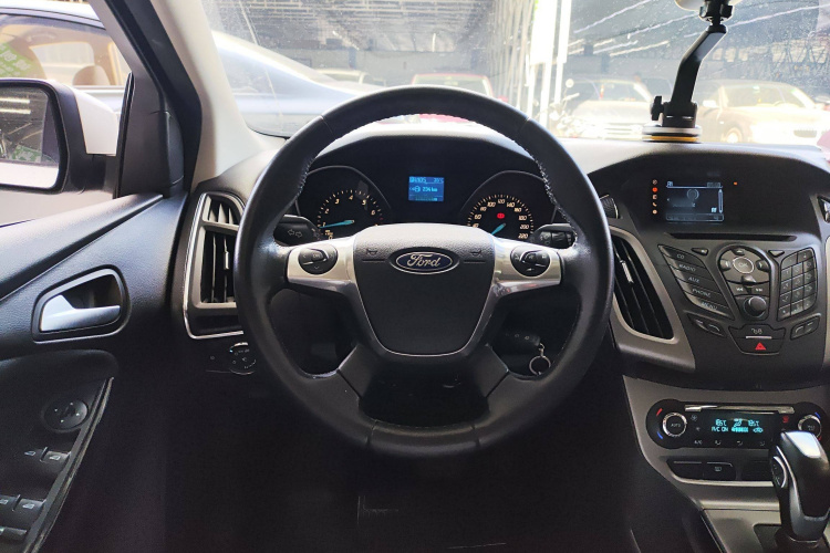 Ford Focus (Imported) 2014 car image #15