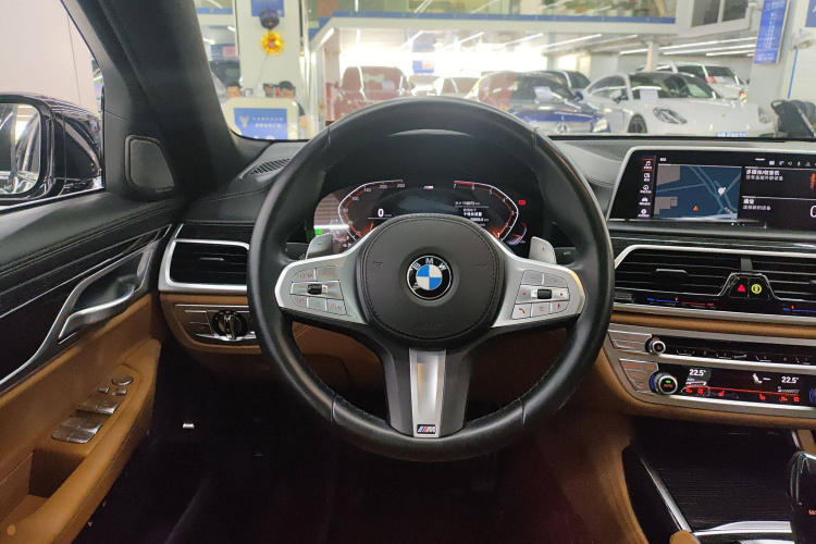 BMW M760Le 2021 #15 BMW M760Le 2021 car image #15