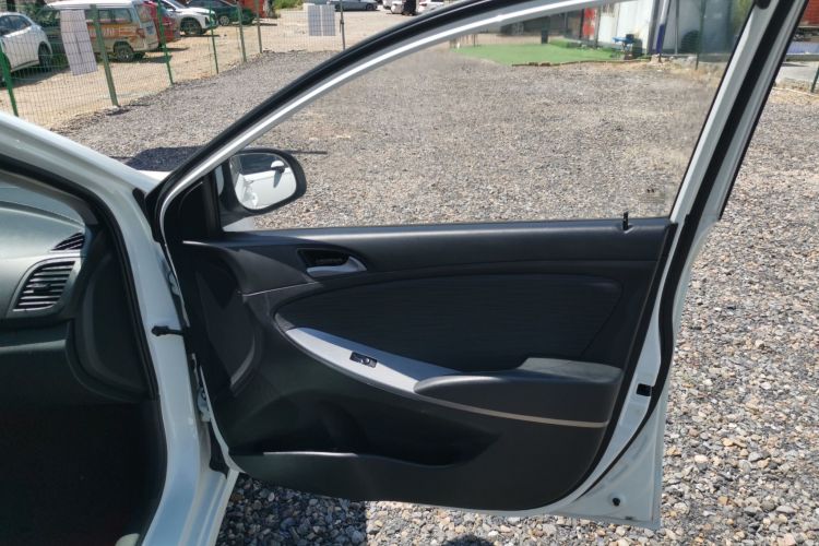 Hyundai Reina Hatchback 2015 car image #15