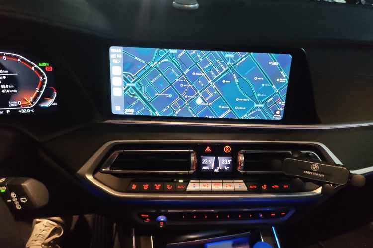 BMW X7 M60i 2021 car image #15