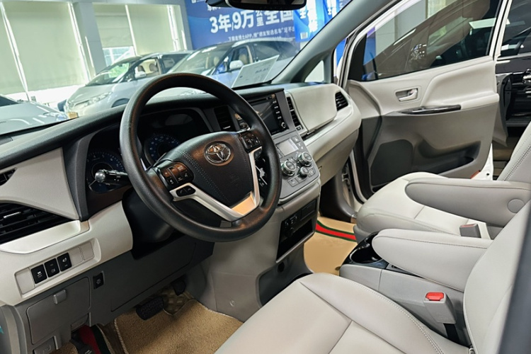 Toyota Sienna 2020 immagine di auto #15
