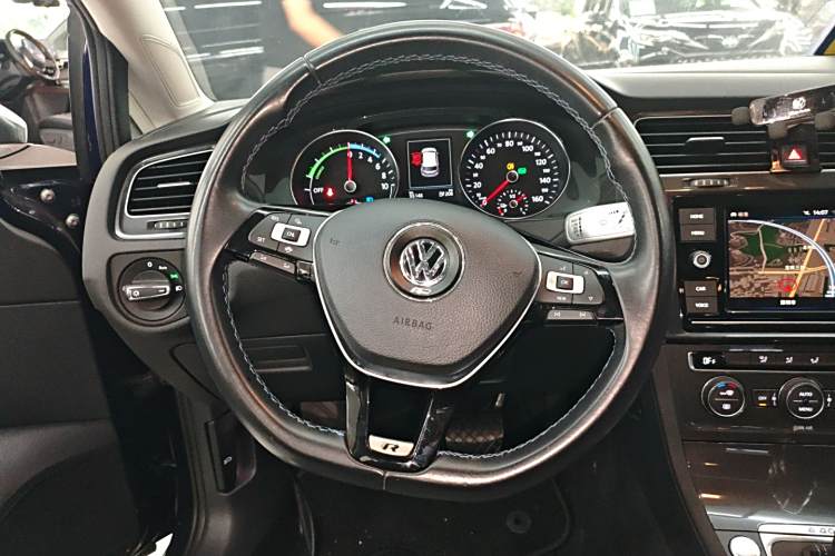 Volkswagen Golf Pure Electric 2020 image de voiture #15