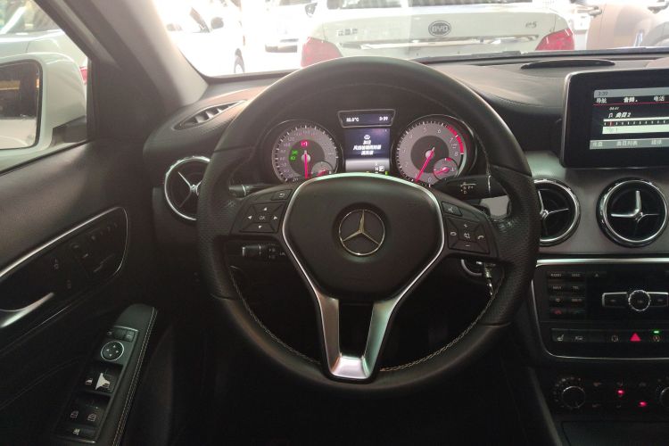 Mercedes-Benz GLA Class 2015 car image #15
