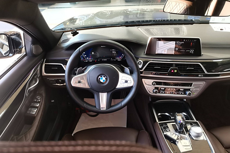 BMW M760Le 2022 #15 BMW M760Le 2022 car image #15