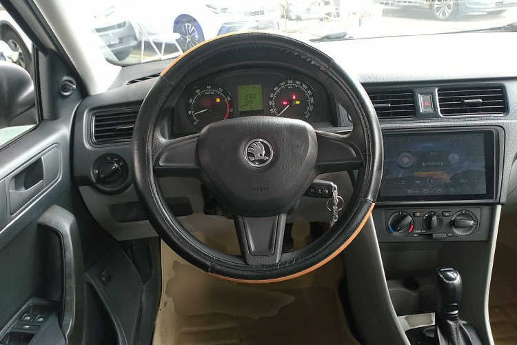Skoda Rapid 2017 car image #15