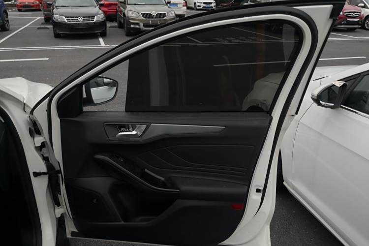 Ford Focus Active 2021 صورة سيارة #15