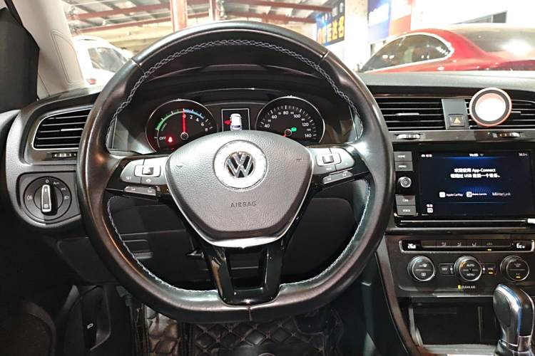 Volkswagen Golf Pure Electric 2020 car image #15