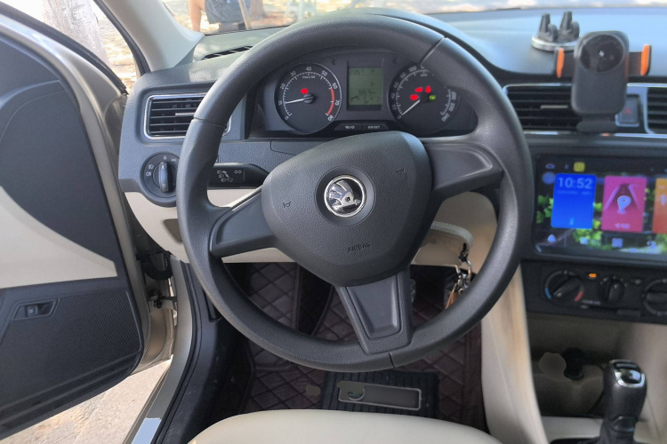 Skoda Rapid 2017 car image #15