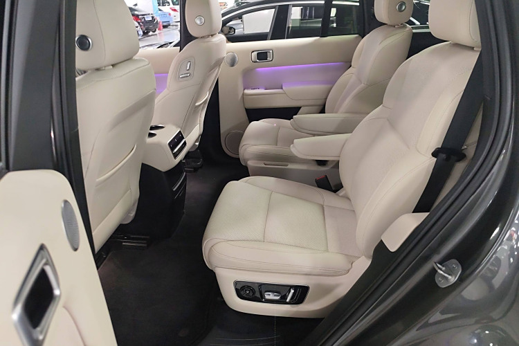 Li L8 2023 изображение автомобиля #15