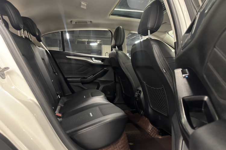 Ford Focus Active 2021 صورة سيارة #15