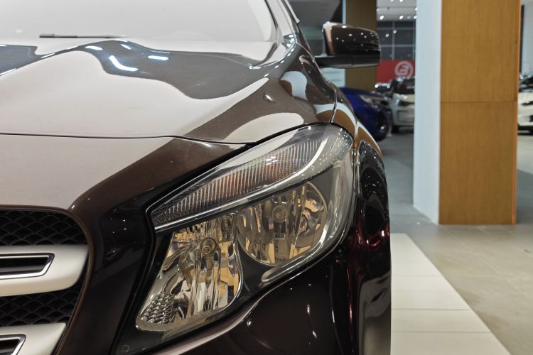 Mercedes-Benz GLA Class 2018 immagine di auto #15