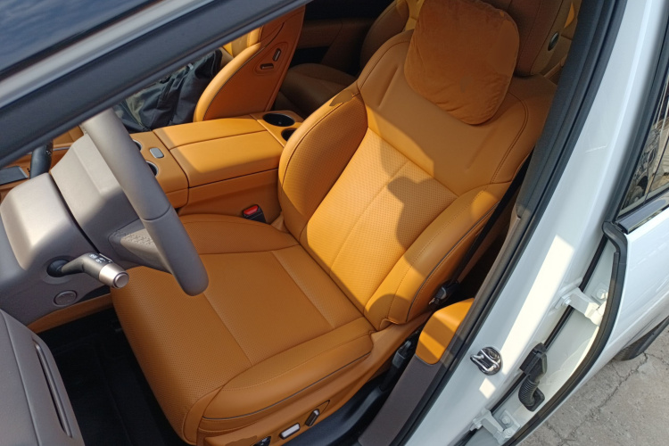 Li i8 2025 image de voiture #15