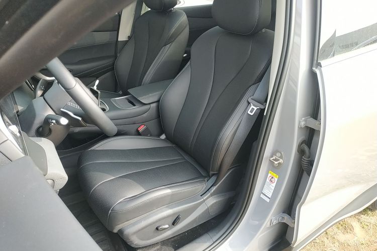 BYD Sea Lion 05 EV 2025 car image #15