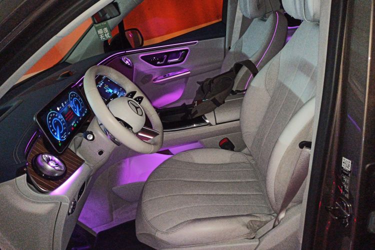 Mercedes-Benz EQE SUV 2023 immagine di auto #15