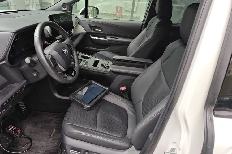 Toyota Granvia 2023 immagine di auto #15