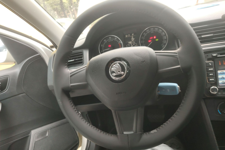 Skoda Rapid Spaceback 2016 car image #15