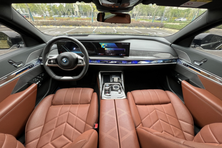 BMW i7 M70L 2024 car image #15