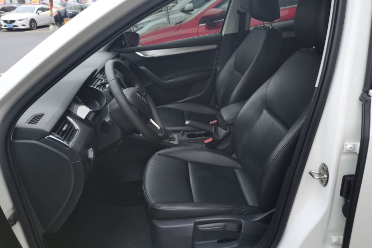 Skoda Octavia 2021 car image #15