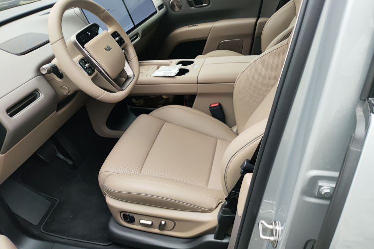 Li i8 2025 image de voiture #15