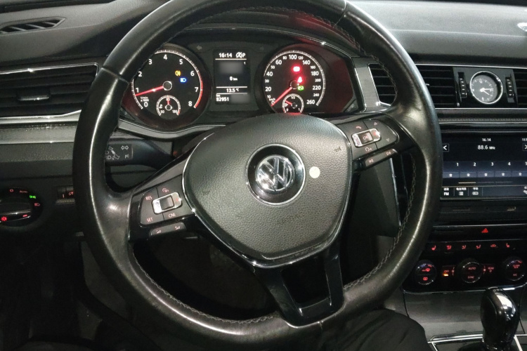 Volkswagen Passat 2017 car image #15