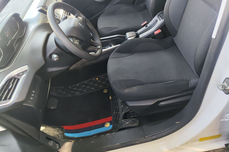 Peugeot 2008 2018 image de voiture #15