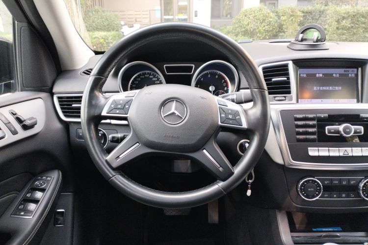 Mercedes-Benz M Class 2015 car image #15