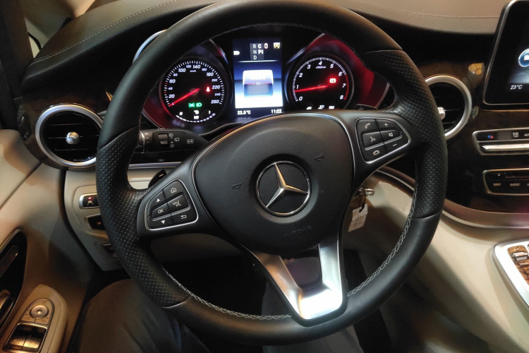 Mercedes-Benz V Class 2020 immagine di auto #15