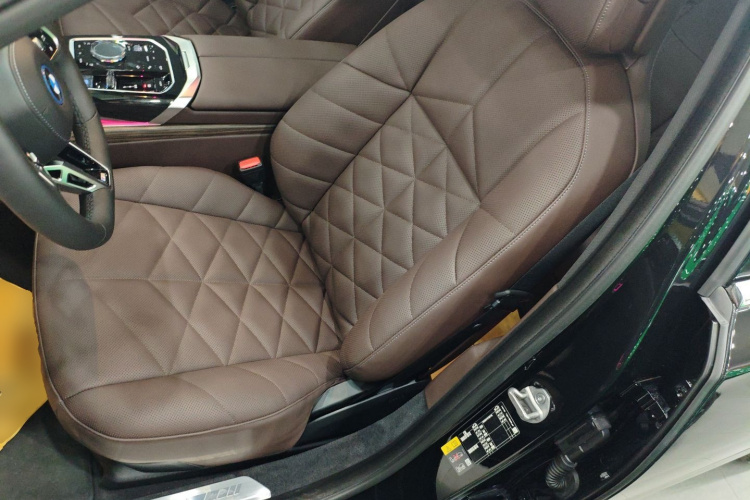 BMW i7 M70L 2024 car image #15