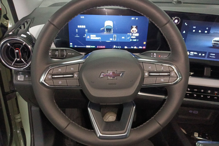 Chevrolet Equinox Plus 2025 car image #15