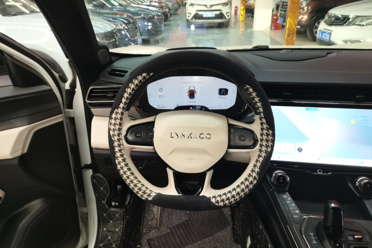 Lynk & Co 01 EM-P 2022 car image #15