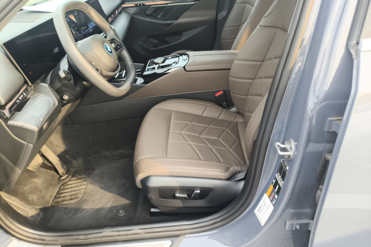 BMW i5 2025 car image #15