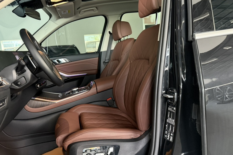 BMW X7 2024 car image #15