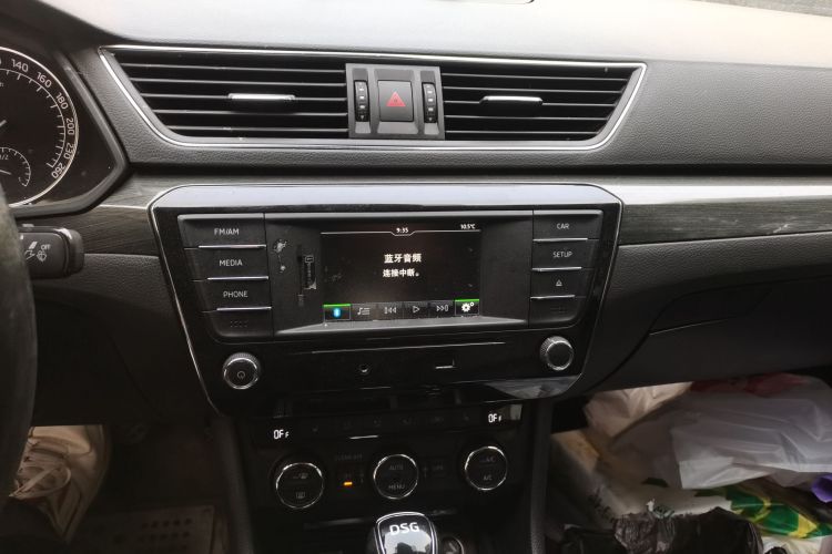 Skoda Superb 2016 car image #15